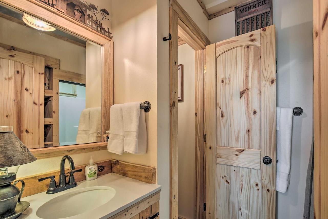 Kerrville Converted Barn Tiny Home With Kayaks! المظهر الخارجي الصورة